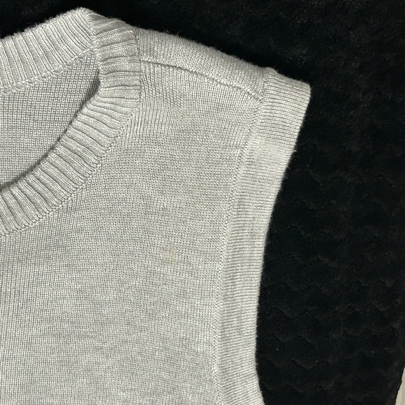 LIKE NEW! Women's Madden Girl Light Grey Knit Sweater Vest - MEDIUM - Picture 6 of 11